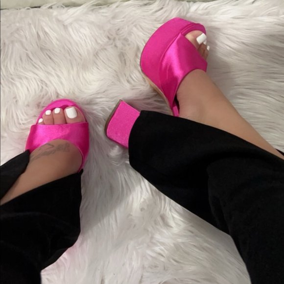 NWT!! Satin Platform Hot Pink Heel - Picture 2 of 5